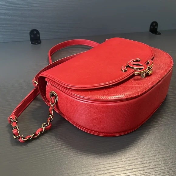 SOLD!❌ Chanel Red Calfskin Coco Curve Flap Medium - Picture 6 of 17